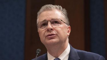 ARCHIVO - Daniel Kritenbrink, secretario de Estado adjunto de EEUU para asuntos de Asia oriental y el Pacífico, declara sobre China ante la Comisión de Asuntos Exteriores de la Cámara de Representantes, 28 de febrero de 2023 en el Congreso en Washington. (AP Foto/Jacquelyn Martin, File)