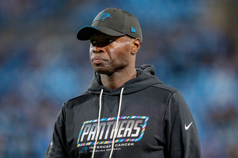 ARCHIVO - Ejiro Evero, coordinador defensivo de los Panthers de Carolina, observa el partido ante los Lions de Detroit, el domingo 4 de octubre de 2026 (AP Foto/Jacob Kupferman, archivo)