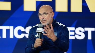 El técnico de España Luis de la Fuente durante un acto previo a la final del Mundial contra Argentina, el viernes 17 de julio de 2026, en Nueva York. (AP Foto/Frank Franklin II)