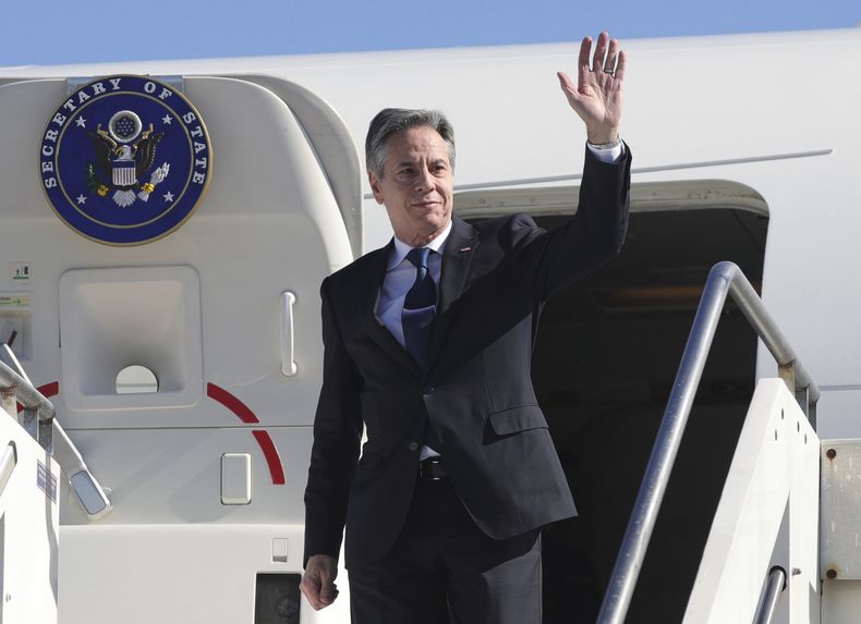 El secretario de Estado estadounidense Antony Blinken llega al Aeropuerto Internacional Nene Tereza en Tirana, Albania, jueves 15 de febrero de 2024. (AP Foto/Armando Babani, Pool)