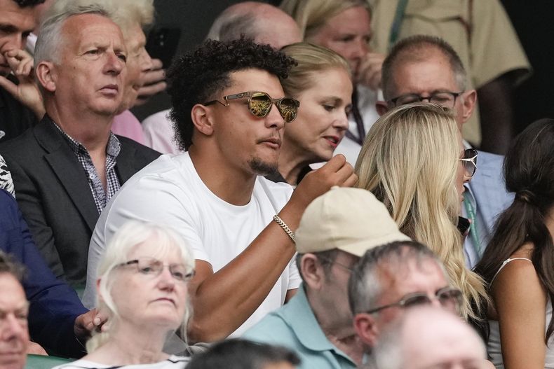 Patrick Mahomes y su esposa Brittany (derecha) observan el partido entre Carlos Alcaraz y Francis Tiafoe en Wimbledon, el viernes 5 de julio de 2024 (AP Foto/Alberto Pezzali)