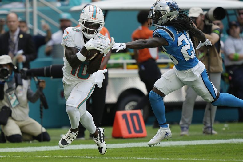 El receptor de los Dolphins de Miami Tyreek Hill atrapa un pase para touchdown frente al cornerback de los Panthers de Carolina Donte Jackson durante el encuentro del domingo 15 de octubre del 2023. (AP Foto/Lynne Sladky)