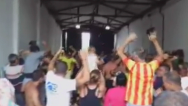 mas de un centenar de cubanos continuan frente a  embajada de mexico en quito