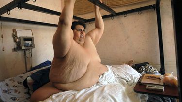 americateve | ARCHIVO - Foto de archivo, 9 de junio de 2008, de Manuel Uribe, entonces de 42 a&ntilde;os haciendo ejercicios en su cama en Monterrey, M&eacute;xico. Considerado antes la persona m&aacute;s obesa del mundo, Uribe ha muerto a los 48 de edad. Su muerte fue
