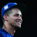 Corey Seager, de los Rangers de Texas, sonríe en el dugout durante el juego de béisbol de Grandes Ligas en contra de los Marineros de Seattle, el domingo 26 de julio de 2026, en Arlington, Texas. (AP Foto/LM Otero)