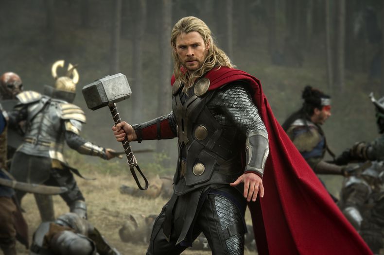 Chris Hemsworth interpreta a Thor en una escena de la pel&iacute;cula "Thor: The Dark World", que cop&oacute; los ingresos dee taquilla por segunda semana en cines de Estados Unidos y Canad&aacute;. (AP Foto/Walt Disney Studios/Marvel, Jay Maidm