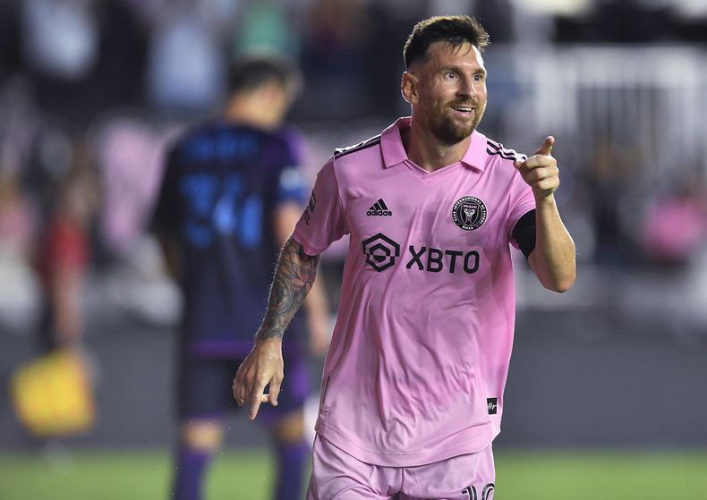 El argentino Lionel Messi, del Inter Miami, festeja un tanto ante Charlotte, el vieres 11 de agosto de 2023, en Fort Lauderdale, Florida (AP Foto/Michael Laughlin)
