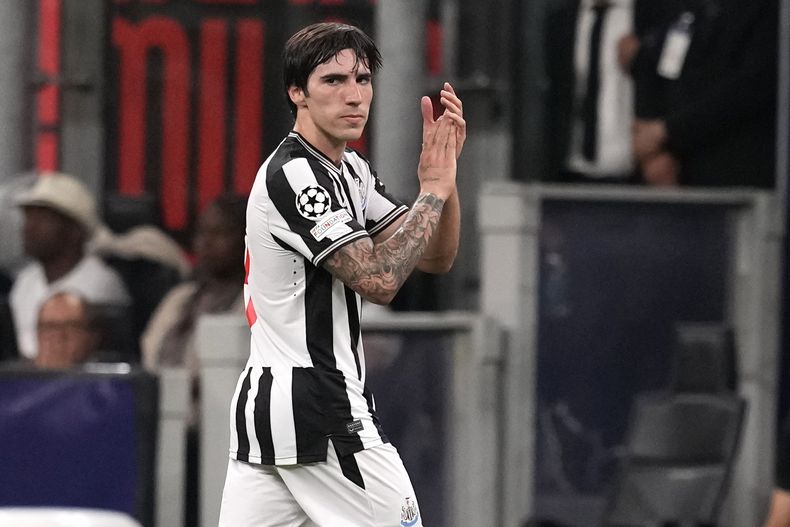 ARCHIVO - Foto del 19 de septiembre del 2023, el jugador del Newcastle Sandro Tonali aplaude al dejar el campo en el encuentro del grupo F de la Liga de Campeones ante el AC Milan. El jueves 15 de agosto del 2024, Newcastle anuncia que Tonali podría volver el 28 de agosto tras cumplir una suspensión de 10 meses. (AP Foto/Antonio Calanni, Archivo)