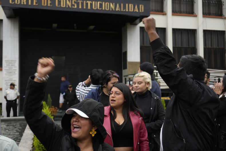Personas se reúnen fuera de la Corte Constitucional en donde se celebra una sesión para examinar denuncias de varios partidos políticos sobre irregularidades en las elecciones generales del 25 de junio, el sábado 1 de julio de 2023, en Ciudad de Guatemala. (AP Foto/Moises Castillo)