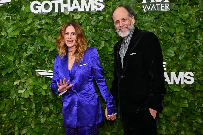 Julia Roberts, a la izquierda, y Luca Guadagnino asisten a los Premios Gotham en Cipriani Wall Street el lunes 1 de diciembre de 2025, en Nueva York. (Foto Evan Agostini/Invision/AP)