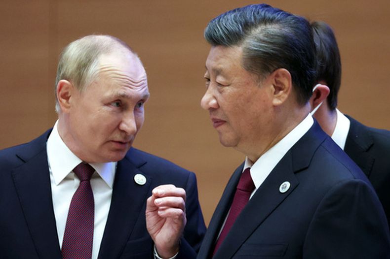 El presidente ruso Vladimir Putin (izq) con el presidente chino Xi Jinping en Samarkand, Uzbekistán, el 16 de septiembre del 2022. (Sergei Bobylev, Sputnik, Kremlin Pool Photo via AP)