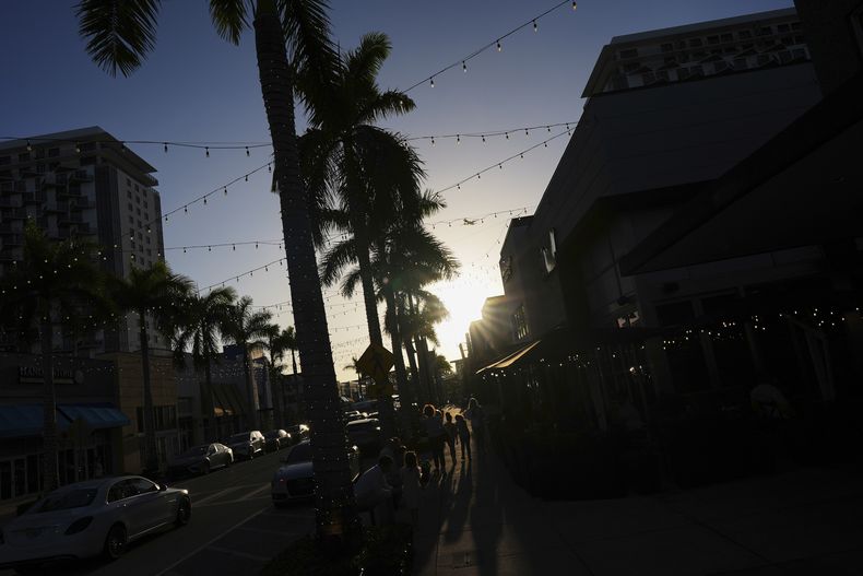 Gente caminando por una calle comercial en Doral, Florida, el viernes 4 de abril de 2025. (AP Foto/Rebecca Blackwell)