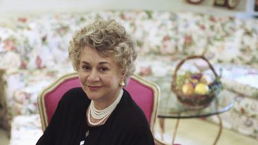 ARCHIVO - La actriz Joan Plowright poa para la cámara en un hotel en Nueva York el 4 de mayo de 1999. (AP Foto/Suzanne Plunkett, archivo)