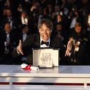 Sean Baker, ganador de la Palma de Oro por su película Anora, posa durante una sesión de fotos después de la ceremonia de premiación en la edición 77 del Festival Internacional de Cine de Cannes, en el sur de Francia, el sábado 25 de mayo de 2024. (Foto por Vianney Le Caer/Invision/AP)