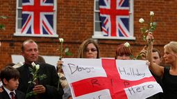 ARCHIVO – Familiares del soldado del ejército británico Douglas Halliday, del 1er batallón del Regimiento Merciano, uno de los siete soldados británicos muertos en Afganistán, flanquean la calle mientras su féretro es conducido por el poblado de Wootton Bassett, Inglaterra, tras su repatriación, el martes 29 de junio de 2010. (AP Foto/Lefteris Pitarakis, Archivo)