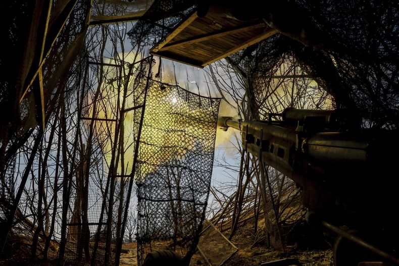 Soldados ucranianos disparan un obús M777 hacia objetivos rusos en la línea del frente cerca de Donetsk, Ucrania, el lunes 3 de marzo de 2025. (AP Foto/Roman Chop)