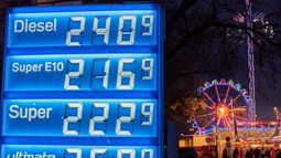 Los precios del combustible, en un panel cerca de una noria en Fráncfort, Alemania, el 2 de abril de 2026. (AP Foto/Michael Probst)