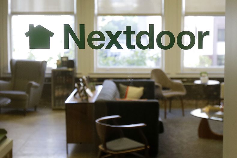Un letrero de Nextdoor en la ventana de una oficina en San Francisco el 11 de mayo del 2016. (AP foto/Jeff Chiu)