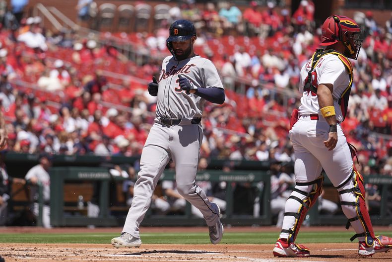 Riley Greene (31) de los Tigres de Detroit anota una carrera ante los Cardenales de San Luis, el miércoles 21 de mayo de 2025 en San Luis. (AP Foto/Jeff Roberson)