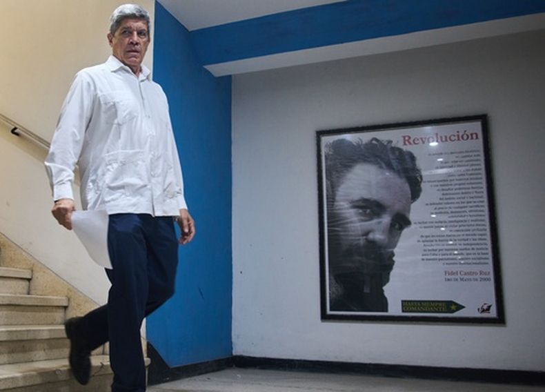 El viceministro de Relaciones Exteriores de Cuba, Carlos Fernández de Cossío, camina hacia el podio para declarar sobre un tiroteo mortal ocurrido en aguas cubanas, en La Habana, el jueves 26 de febrero de 2026. (Foto AP/Ramón Espinosa)