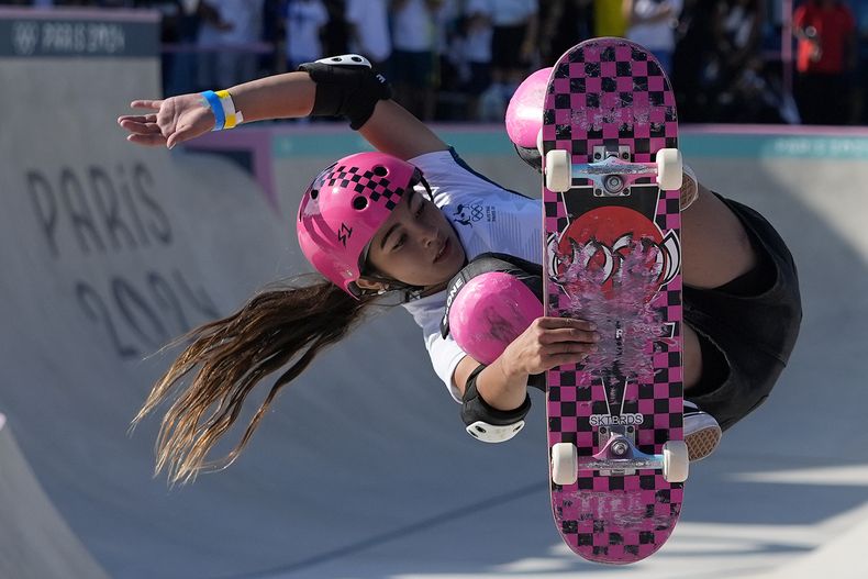 La australiana Arisa Trew compite en el skateboard femenino en los Juegos Olímpicos de París el martes 6 de agosto del 2024. (AP Foto/Frank Franklin II)