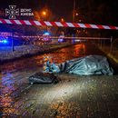 En esta imagen, proporcionada por los Servicios de Emergencia de Ucrania, un cuerpo yace tendido en una calle tras un ataque ruso en Kiev, Ucrania, el 24 de septiembre de 2026. (Servicios de Emergencia de Ucrania vía AP)