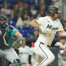 Jakob Marsee, de los Marlins de Miami, toca la pelota durante la octava entrada de un partido de béisbol contra los Marineros de Seattle, el martes 7 de julio de 2026, en Miami. (Foto AP/Marta Lavandier)