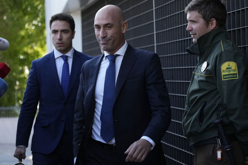ARCHIVO - Foto del 29 de abril del 2024, el expresidente de la Federación de Fútbol de España Luis Rubiales arriba al Tribunal Nacional en Madrid. (AP Foto/Bernat Armangue, Archivo)