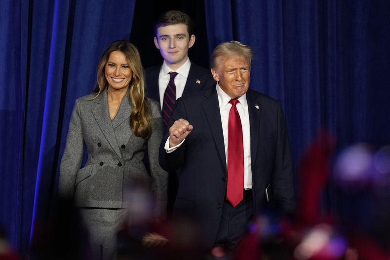 ARCHIVO - El candidato republicano a la presidencia, el expresidente Donald Trump, acompañado por su esposa Melania Trump y su hijo Barron Trump, llega para pronunciar un discurso en la noche electoral, el 6 de noviembre de 2024, en West Palm Beach, Florida. (AP Foto/Alex Brandon, Archivo)