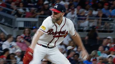 El lanzador de los Bravos de Atlanta, Chris Sale (51), realiza un lanzamiento hacia un bateador de los Rojos de Cincinnati durante la sexta entrada de un partido de béisbol, el 23 de septiembre de 2026, en Atlanta. (Foto AP/Erik S. Lesser)