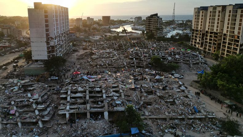 ARCHIVO - Edificios se ven en ruinas tras sismos gemelos en La Guaira, Venezuela, el 7 de julio de 2026. (AP Foto/Ariana Cubillos, Archivo)