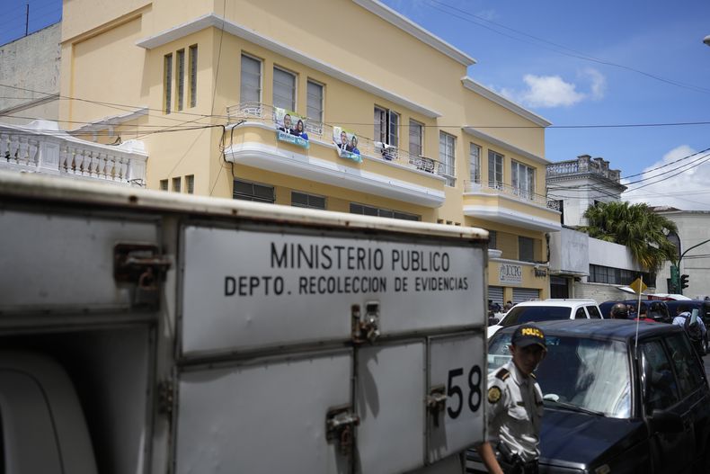 Un vehículo del Ministerio Público para la recogida de evidencias permanece aparcado a las afueras de la sede del Movimiento Semilla durante su allanamiento en Ciudad de Guatemala, el viernes 21 de julio de 2023. Agentes de la policía guatemalteca allanaron las oficinas del candidato presidencial Bernardo Arévalo como parte de una investigación sobre presuntas irregularidades en la formación del partido. (AP Foto/Moisés Castillo)