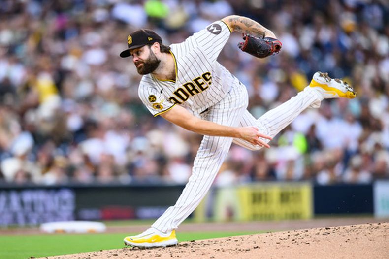 Lucas Giolito, lanzador de los Padres de San Diego, labora en el duelo ante los Atléticos, el sábado 23 de mayo de 2026 (AP Foto/William Liang)