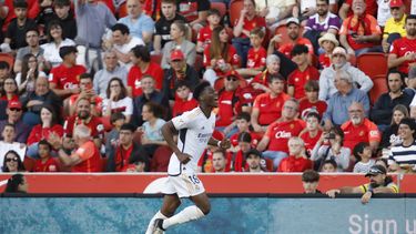 Aurelien Tchouameni del Real Madrid celebra tras anotar el primer gol de su equipo en el encuentro ante el Mallorca en la liga española el sábado 13 de abril del 2024. (AP Foto/Francisco Ubilla)