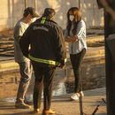 Meghan Markle, duquesa de Sussex, derecha, habla con el alcalde de Pasadena, Victor Gordo, centro, y Doug Goodwin, cuya casa fue destruida por el incendio de Eaton, en Altadena, California, el viernes 10 de enero de 2025. (Foto AP/Ethan Swope)