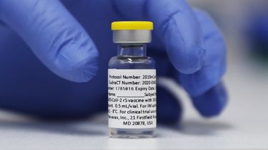 ARCHIVO – Un frasco de la fase 3 de la vacuna de Novavax contra el coronavirus preparada para su uso en un ensayo en el hospital de la Universidad St. George en Londres. El 7 de octubre de 2020. (AP Foto/Alastair Grant, Archivo)