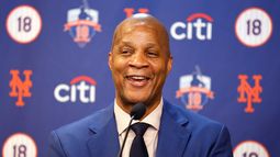 ARCHIVO - Darryl Strawberry, exjardinero de los Mets de Nueva York, habla antes de la ceremonia de retiro de su número, el 1 de junio de 2024, en Nueva York. (AP Photo/Noah K. Murray, Archivo)