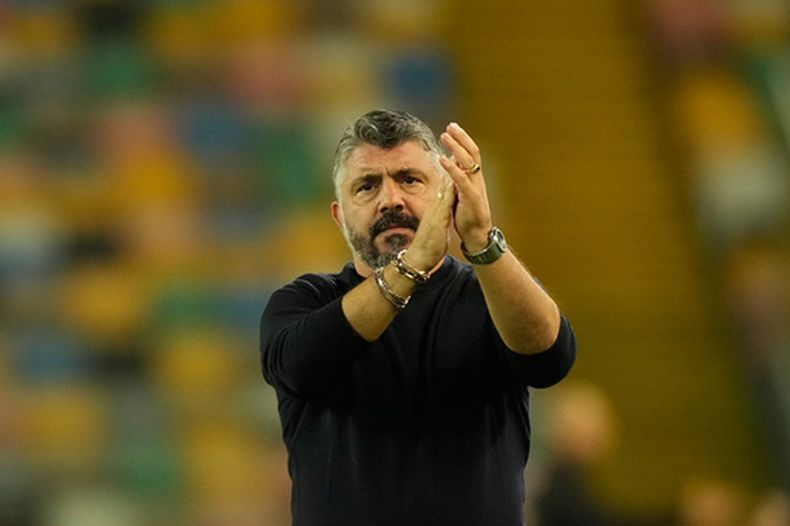 ARCHIVO - Foto del 14 de octubre del 2025, el entrenador de la selección italiana Gennaro Gattuso saluda a los aficionados en el encuentro de la eliminatoria a la Copa Mundial ante Israel. (AP Foto/Luca Bruno, Archiv)