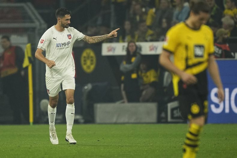 Tim Kleindienst celebra luego de anotar el segundo gol para el Heidenheim durante el partido de la Liga Alemana frente al Borussia Dortmund, en Dortmund. Viernes 1 de septiembre de 2023. (AP Foto/Martin Meissner)