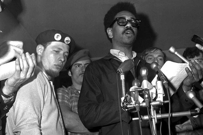 ARCHIVO - El puertorriqueño José Cha Cha Jiménez, izquierda, fundador del grupo activista puertorriqueño Young Lords en el área de Chicago, participa en una conferencia de prensa encabezada por Bobby Rush, viceministro de defensa del partido Pantera Negra en Illinois, el 4 de junio de 1969, en Chicago. (AP Foto/EK, archivo)