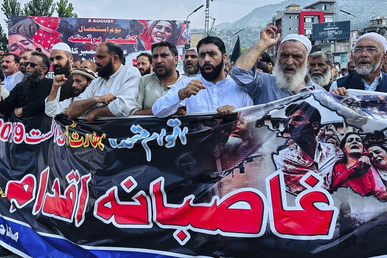 Una protesta en contra de la India en Muzaffarabad, Pakistán, el 5 de agosto del 2025. (AP foto/M.D. Mughal)