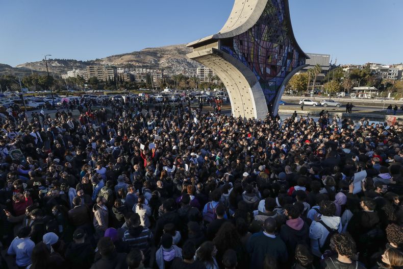 Activistas sirios se congregan en la plaza Umayyad durante una protesta para exigir un estado laico, en Damasco, el 19 de diciembre de 2024. (AP Foto/Omar Sanadiki)
