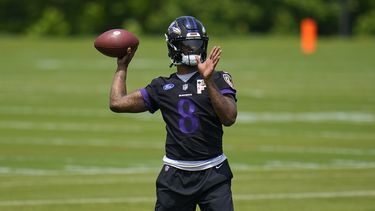Lamar Jackson, quarterback de los Ravens de Baltimore, trabaja durante el entrenamiento del equipo, el miércoles 24 de mayo de 2023 en Owings Mills. (AP Foto/Julio Cortez)