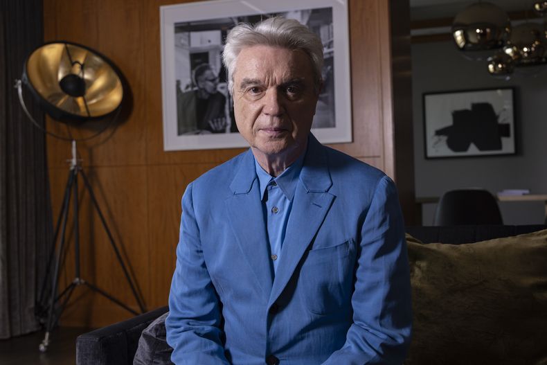 David Byrne de la banda Talking Heads posa para promover la reedición de la película Stop Making Sense en el Festival Internacional de Cine de Toronto el lunes 11 de septiembre de 2023, en Toronto. (Foto Joel C Ryan/Invision/AP)
