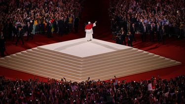 El papa León XIV saluda tras una vigilia con jóvenes en el Estadio de Francia, en Saint-Denis, cerca de París, el 25 de septiembre de 2026. (AP Foto/Thomas Padilla)