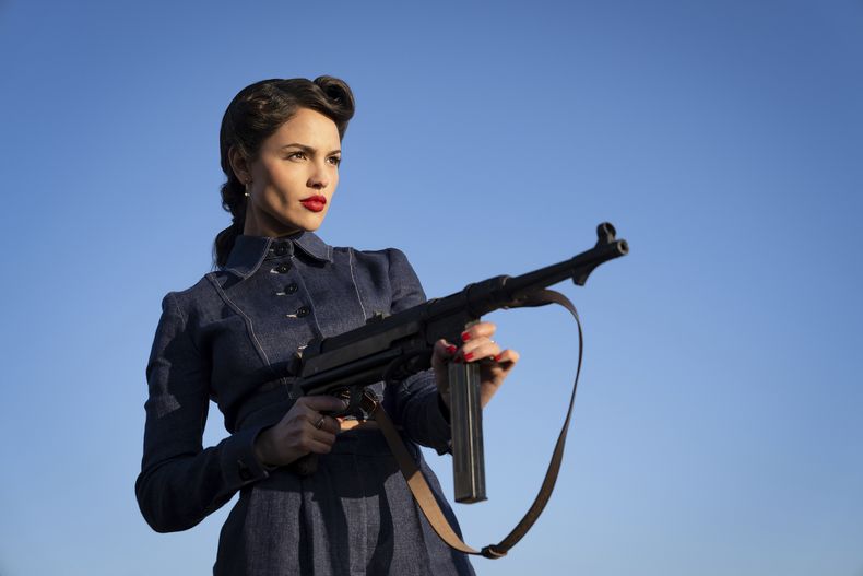 Esta imagen difundida por Lionsgate, Eiza González en una escena de la película The Ministry of Ungentlemanly Warfare”. (Daniel Smith/Lionsgate via AP)