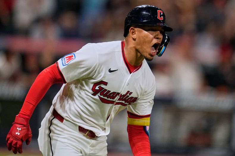 El dominicano Ángel Genao, de los Guardianes de Cleveland, festeja tras batear un jonrón ante los Azulejos de Toronto, el martes 1 de septiembre de 2026 (AP Foto/Sue Ogrocki)