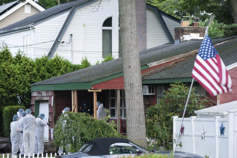 Agentes forenses arriban a la vivienda donde se ha arrestado a un sospechoso en relación con una serie de asesinatos no resueltos, en Massapequa, Nueva York, viernes 14 de julio de 2023. (AP Foto/Eduardo Munoz Alvarez)