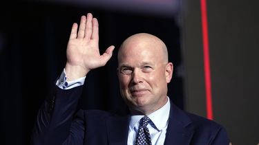 El exsecretario de justicia interino de EEUU, Matt Whitaker, saluda mientras el candidato presidencial republicano Donald Trump habla en un mitin en Des Moines, Iowa, el 15 de enero de 2024. (AP Foto/Andrew Harnik, Archivo)