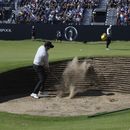 El británico Rory McIlroy en un bunker en la sesión de prácticas en el hoyo 18 antes del inicio del Abierto Británico el miércoles 19 de julio del 2023. (AP Foto/Peter Morrison)